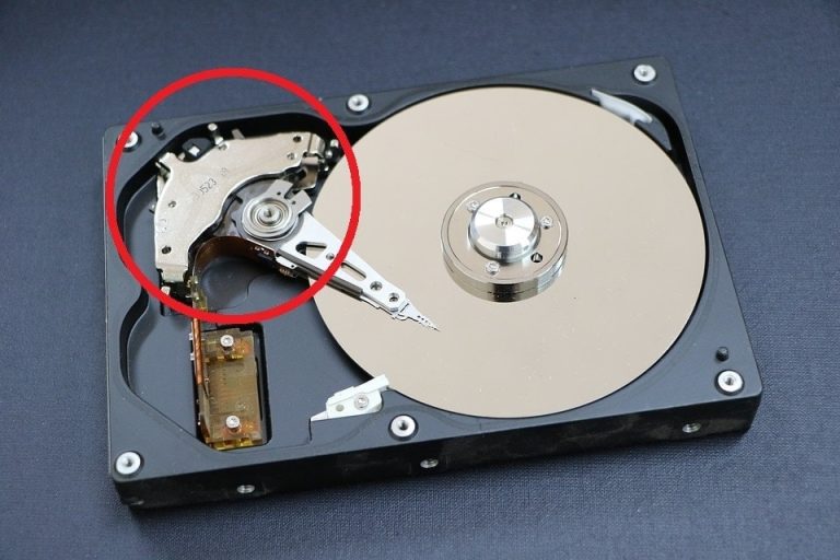 Magnet de neodim în componența unui hard disk
