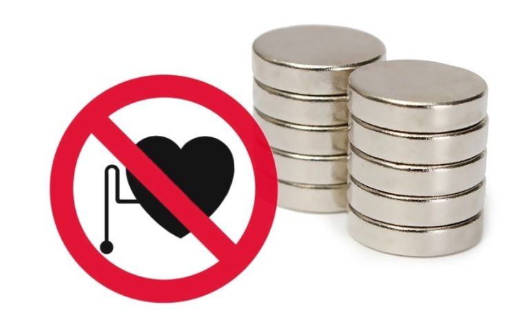 Magneți și un simbol care avertizează împotriva expunerii stimulatorului cardiac la magneți
