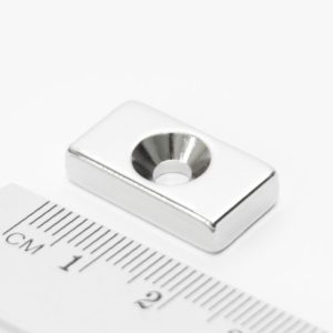 Bloc magnet de neodim 20x10x5 mm cu gaura M3,5 (polul sud pe partea cu gol) - N40
