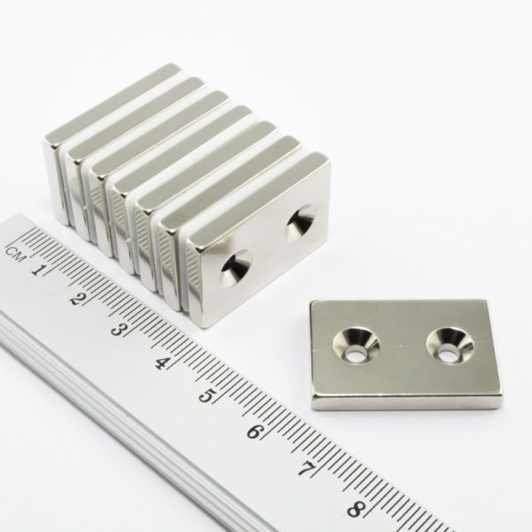 Magnet neodim bloc 30x20x4 mm cu 2 orificii M3 (polul sud pe partea cu adâncituri) - N38