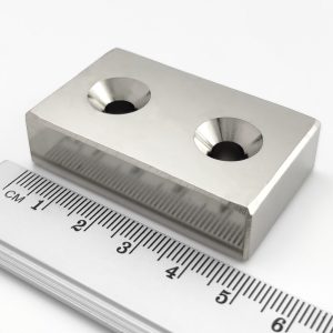 Bloc magnet neodim 50x30x13 mm cu 2 orificii M6 (polul sud pe partea cu goluri) - N45