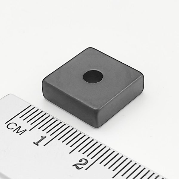 Magnet bloc neodim 15x15x5 mm cu orificiu M4 (pol sud pe lateral cu orificiu), epoxidic - N42
