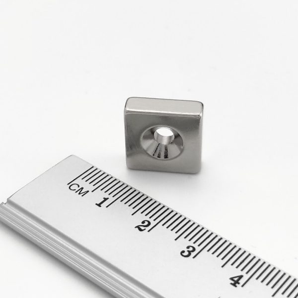 Magnet bloc neodim 15x15x5 mm cu orificiu M4 (polul nord pe partea cu orificiu) - N38