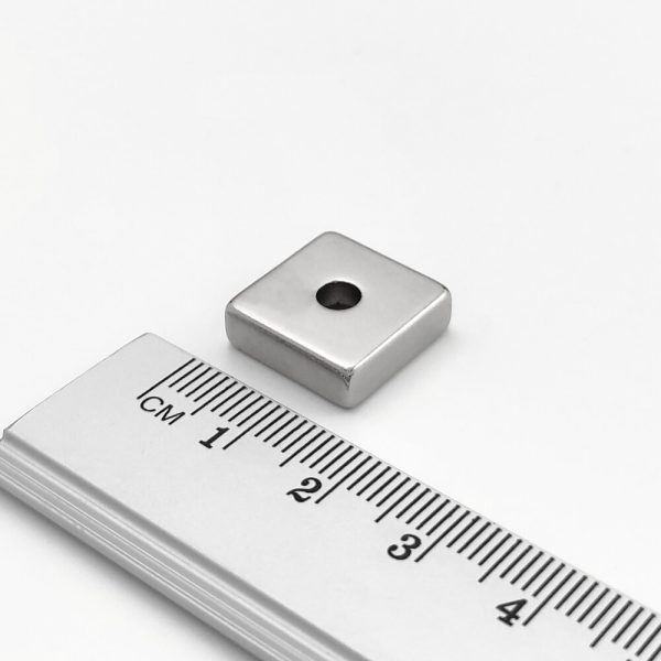 Magnet bloc neodim 15x15x5 mm cu orificiu M4 (polul nord pe partea cu orificiu) - N38