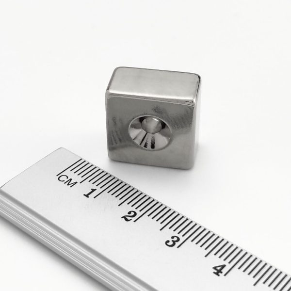 Magnet bloc neodim 18x18x10 mm cu orificiu M4 - N52
