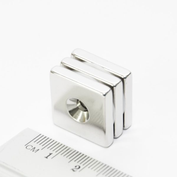 Magnet bloc neodim 20x20x4 mm cu orificiu M4 (pol sudic pe lateral cu orificiu) - N38