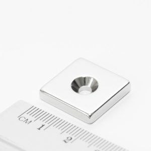 Magnet bloc neodim 20x20x4 mm cu orificiu M4 (polul nord pe partea cu orificiu) - N38