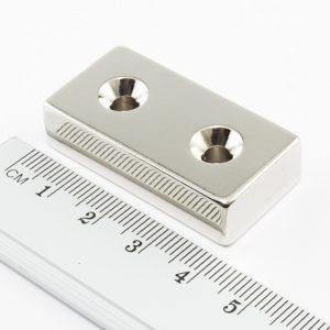 Magnet bloc neodim 40x20x10 mm cu 2 găuri M4 (pol sudic pe partea cu găuri) - N38
