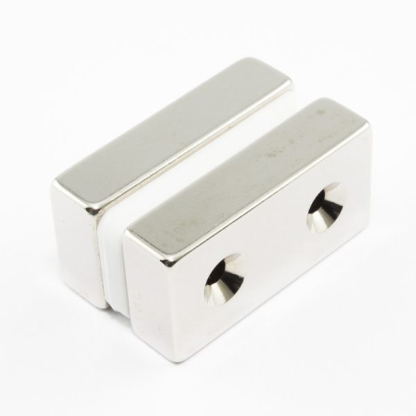 Magnet bloc neodim 40x20x10 mm cu 2 găuri M4 (pol sudic pe partea cu găuri) - N38