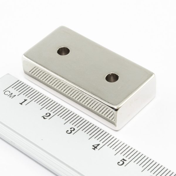 Magnet bloc neodim 40x20x10 mm cu 2 găuri M4 (pol sudic pe partea cu găuri) - N38