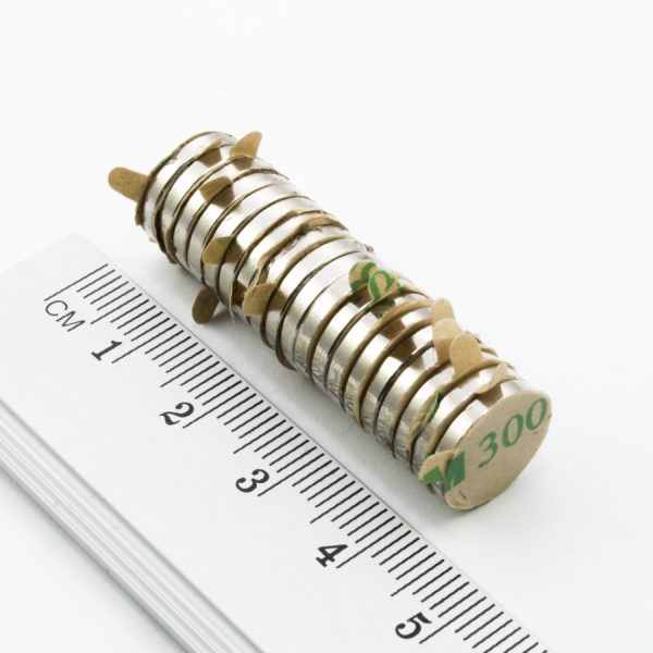 Magnet cilindric neodim 12x2 mm cu autocolant (pol sud pe lateral fără autocolant) - N30