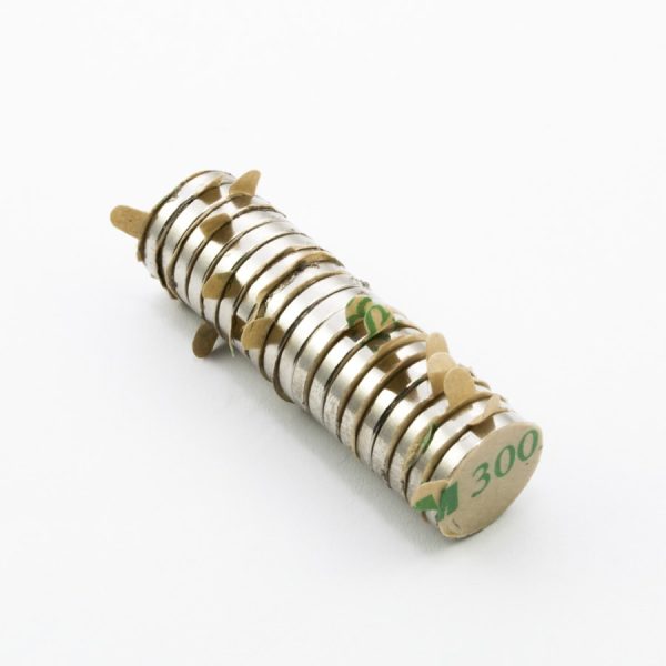 Magnet cilindric neodim 12x2 mm cu autocolant (pol sud pe lateral fără autocolant) - N30