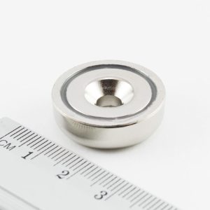 Magnet cu orificiu pentru șurub 25x8 mm