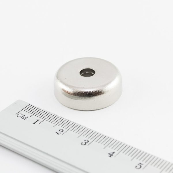 Magnet cu orificiu pentru șurub 25x8 mm