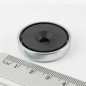 Magnet cu orificiu pentru șurub 32x7 mm (ferită)