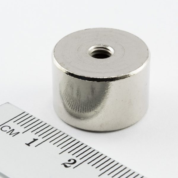 Magnet în carcasă cu filet interior 20x13 mm