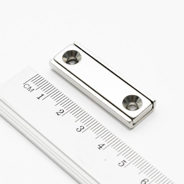 Magnet în carcasă cu orificii pentru șuruburi 40x13,5x5 mm