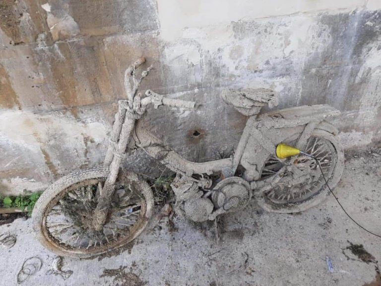 pescuit cu magnet - motoretă plină de noroi