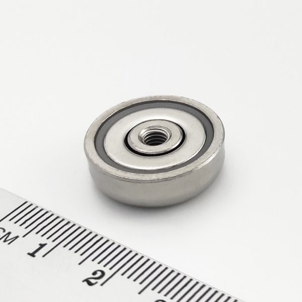 Magnet în carcasă cu filet prin întregul magnet 20x7 mm