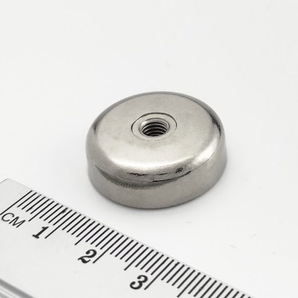 Magnet în carcasă cu filet prin întregul magnet 25x8 mm