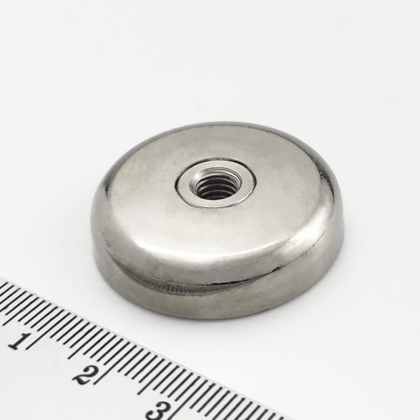 Magnet în carcasă cu filet prin întregul magnet 32x8 mm