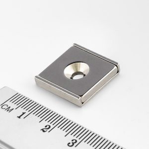 Magnet oală cu orificiu pentru șurub 20x20x4 mm