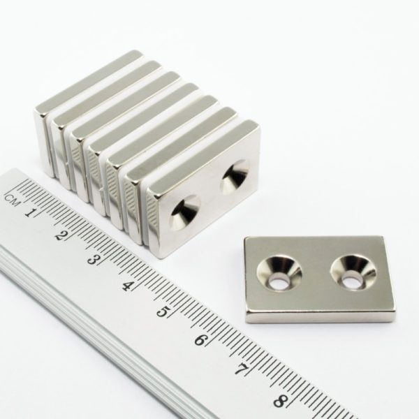 Magnet neodim bloc 30x20x4 mm cu 2 orificii M4 (polul sud pe partea cu adâncituri) - N38