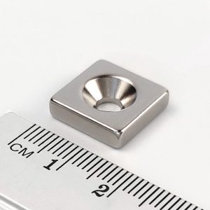 Bloc magnet de neodim 15x15x4 mm cu gaura M4 (polul sud pe partea cu gol) - N38