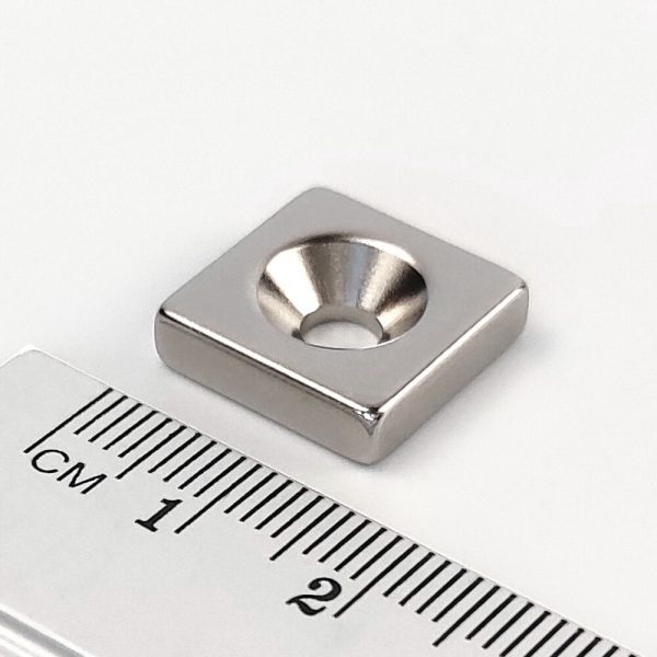 Magnet neodim bloc 15x15x4 mm cu orificiu M4 (polul sud pe partea cu adâncitură) - N38