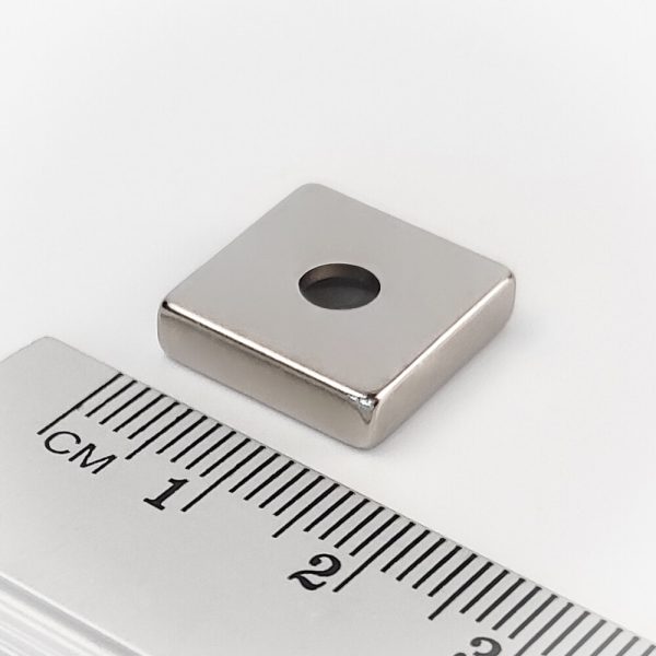 Bloc magnet de neodim 15x15x4 mm cu gaura M4 (polul sud pe partea cu gol) - N38
