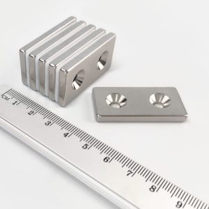 Bloc magnet de neodim 40x20x4 mm cu 2 orificii M4 (polul sud pe partea cu goluri) - N38