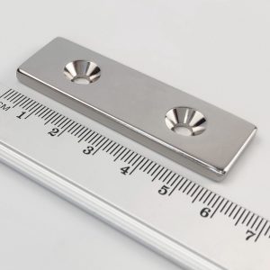 Bloc magnet de neodim 60x20x4 mm cu 2 orificii M4 (polul nord pe partea cu goluri) - N38