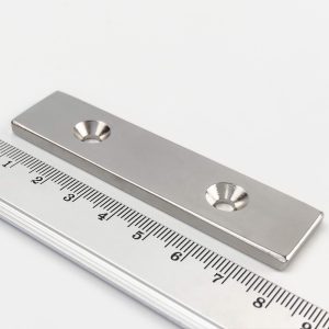 Bloc magnet de neodim 80x20x4 mm cu 2 orificii M4 (polul sud pe partea cu goluri) - N38