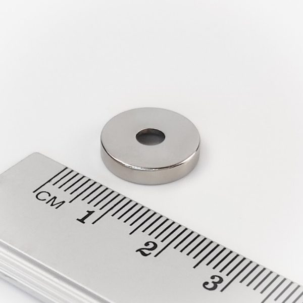 Magnet neodim cilindru 14x3 mm cu orificiu M4 (polul nord pe partea cu adâncitură) - N38