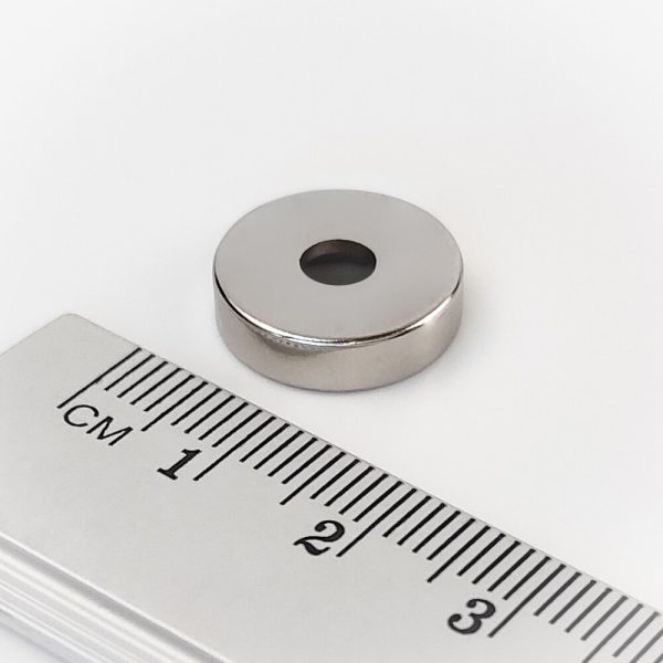 Magnet neodim cilindru 15x4 mm cu orificiu M4 (polul nord pe partea cu adâncitură) - N38