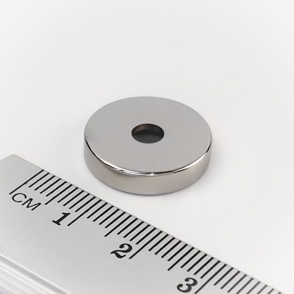 Cilindru magnet de neodim 18x4 mm cu gaura M4 (polul sud pe partea cu gol) - N38