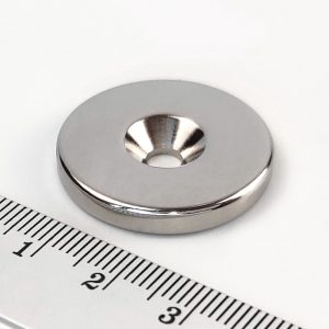Cilindru magnet de neodim 27x4 mm cu gaura M4 (polul sud pe partea cu gol) - N38
