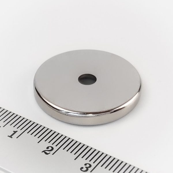 Cilindru magnet de neodim 27x4 mm cu gaura M4 (polul sud pe partea cu gol) - N38