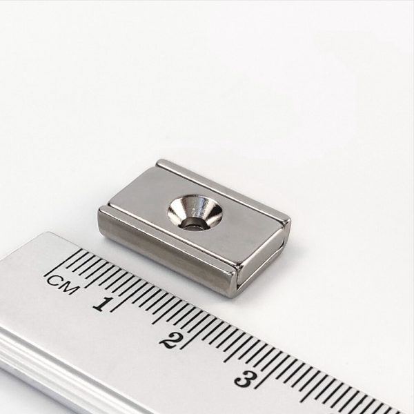 Magnet în carcasă cu orificiu pentru șurub 20x13,5x5 mm