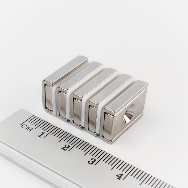Magnet cu oală cu orificiu pentru șurub 20x13,5x5 mm