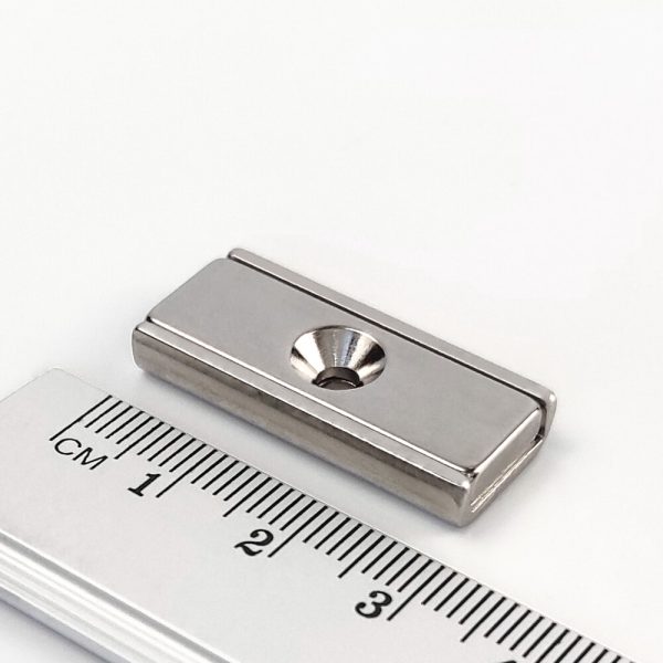 Magnet în carcasă cu orificiu pentru șurub 30x13,5x5 mm