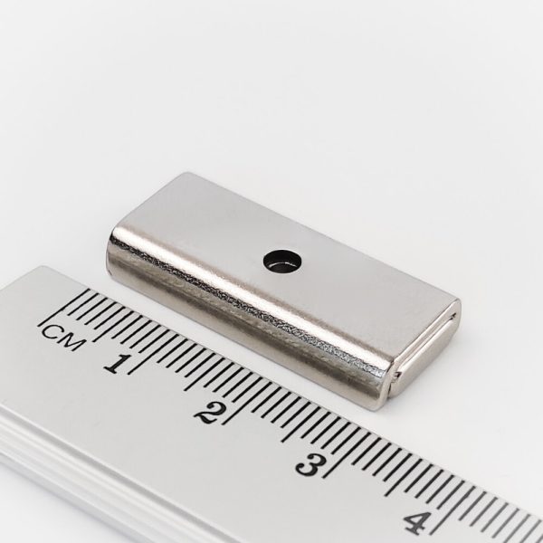 Magnet cu oală cu orificiu pentru șurub 30x13,5x5 mm