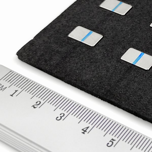 Preț redus: Magnet neodim bloc 12×6,2×3 mm cu autocolant - N52 (autocolant vechi, nu lipește bine)