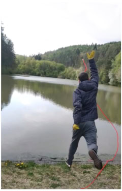 Aruncarea magnetului de pescuit cu o frânghie în lac
