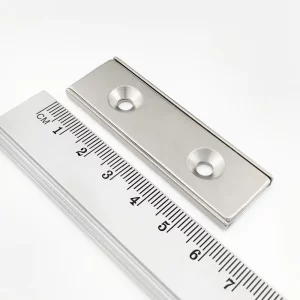 Magnet în carcasă cu orificii pentru șuruburi 60x20x4 mm