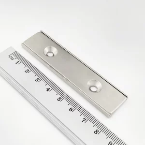 Magnet în carcasă cu orificii pentru șuruburi 80x20x4 mm