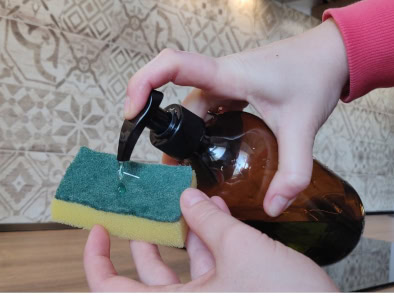 Curățarea unui recipient cu gât îngust cu ajutorul magneților