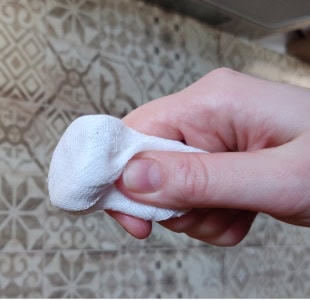 Curățarea unui recipient cu gât îngust cu ajutorul magneților