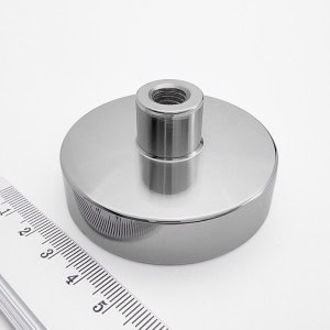 Magneți în carcasă cu gât filetat la interior