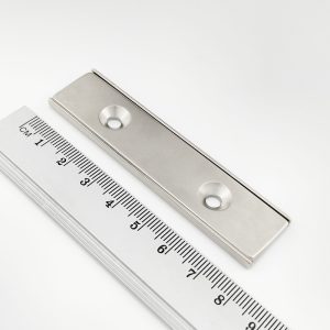 Magnet în carcasă cu găuri pentru șuruburi